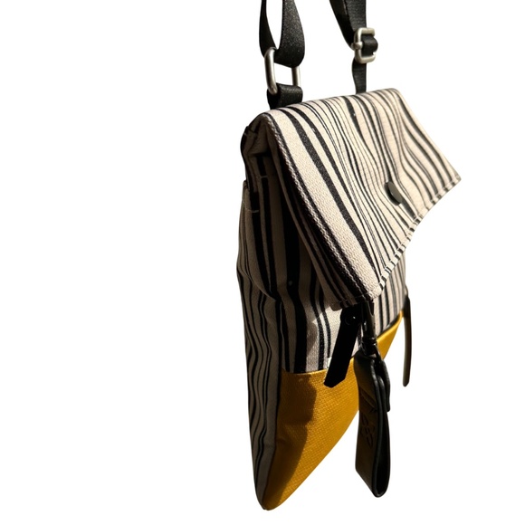 Sherpani Pica RFID MultI Pocket Crossbody Shoulder Bag - Picture 4 of 11